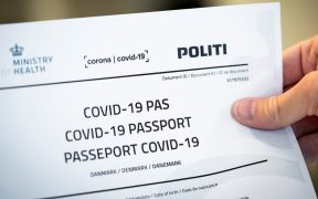 الدنماركيون يحتجون على اصدار "جواز كورونا"