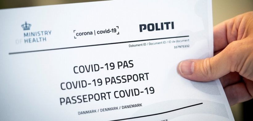 الدنماركيون يحتجون على اصدار "جواز كورونا"