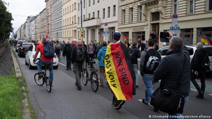 فيديو آلاف المحتجين يتظاهرون وسط برلين ضد استمرار قيود كورونا أخبار القارة الأوروبية