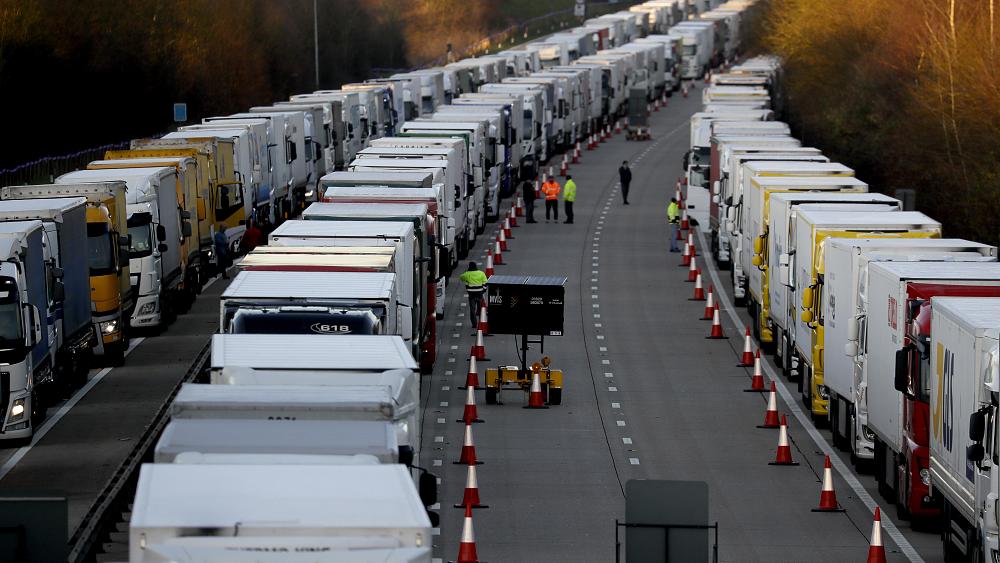 نقص سائقي الشاحنات تدفع بريطانيا لتخفيف قواعد منح التأشيرات