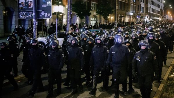 احتجاجات عنيفة بعد إجلاء الشرطة العشرات من مخيم "اليسار العشوائي" في العاصمة برلين