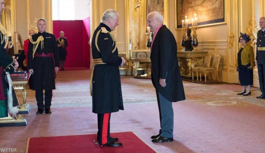 الأمير تشارلز يقلّد عراقيا أعلى وسام في بريطانيا