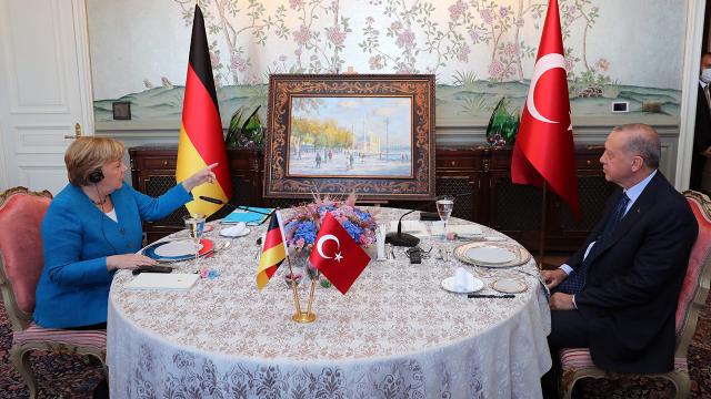 أردوغان يقدم لميركل هدية الوداع