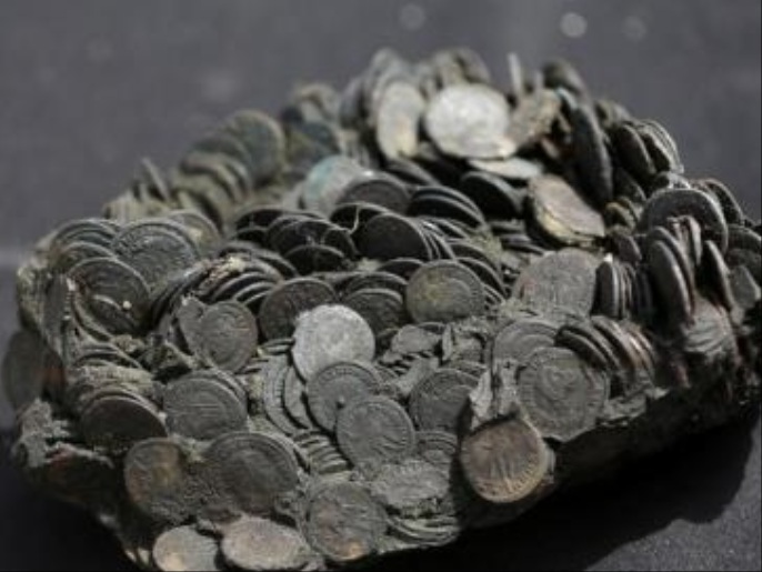 ألمانيا تكتشف كنزاً من العملات الفضية تعود لحقبة الإمبراطورية الرومانية
