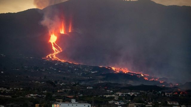 بركان لا بالما.. إسبانيا تطالب السكان بالبقاء في المنازل