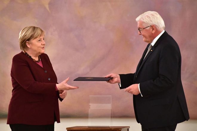 شتاينماير يسلم الحكومة الألمانية وثائق الإعفاء من مناصبهم