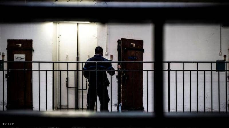سجين فرنسي يحتجز حارسين والسلطات تفاوض