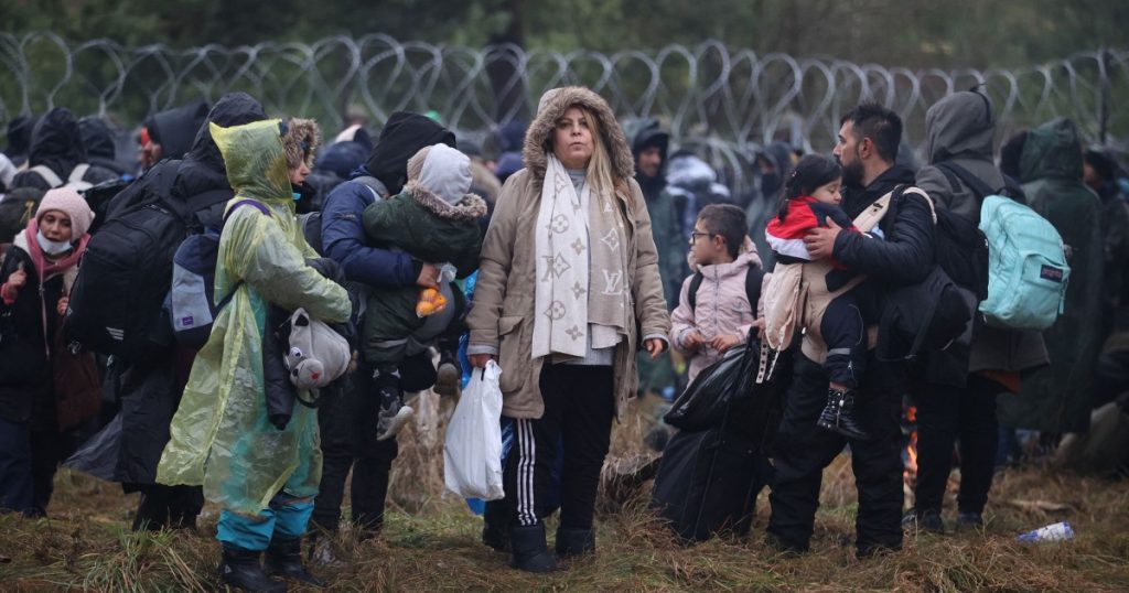 بيلاروسيا تقيم مخيما للاجئين بالقرب من الحدود البولندية
