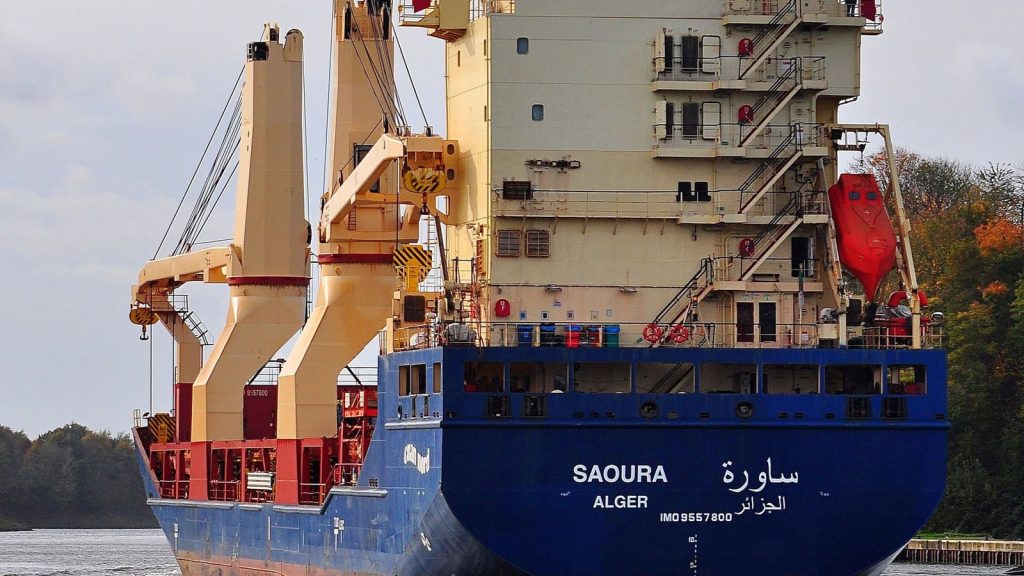 فرنسا تحتجز سفينة جزائرية في ميناء بريست