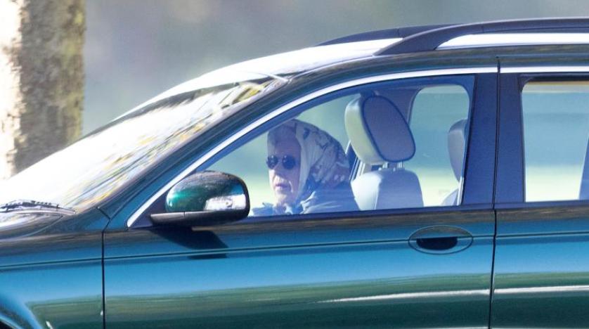 ملكة بريطانيا تظهر بسيارتها في محيط قصر ويندسور