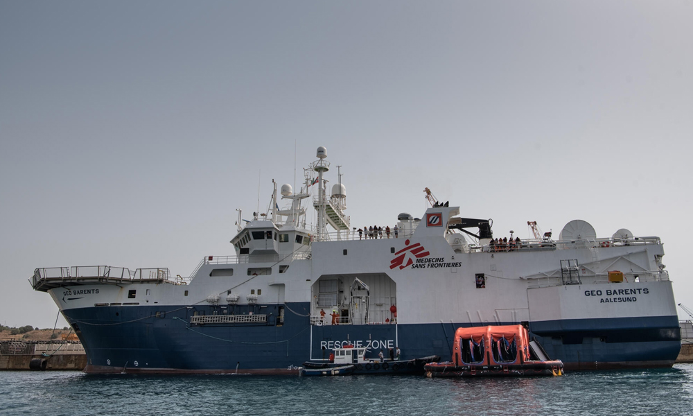 إيطاليا تسمح برسو سفينة أنقذت 558 مهاجرا
