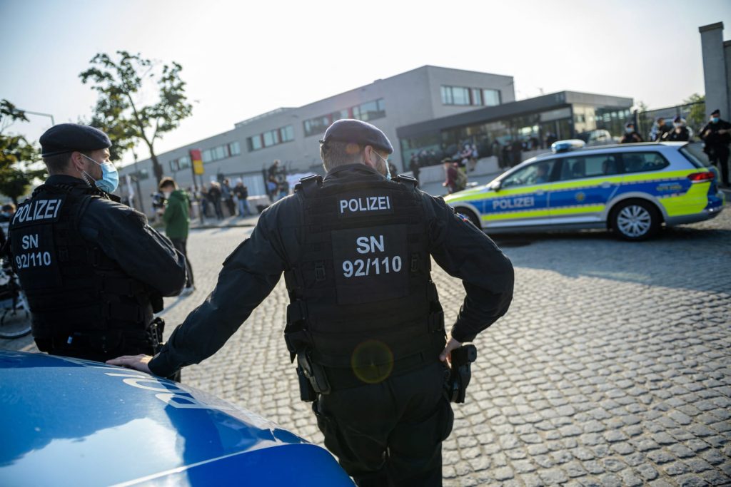 الشرطة الألمانية تعثر على جثث لرجل وطفلين في مبنى سكني بهامبورغ