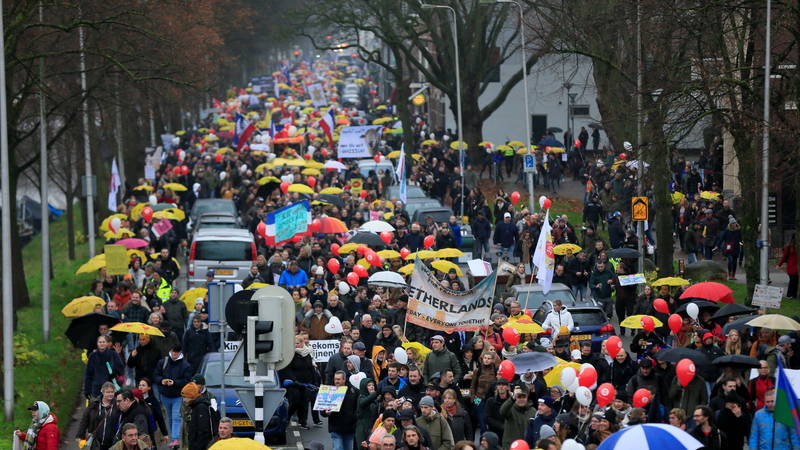 هولندا.. الآلاف يتظاهرون ضد قيود كورونا الجديدة