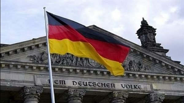 ألمانيا تحقق في شريط فيديو لرجل يرتدي زيا عسكريا ويهدد السلطات