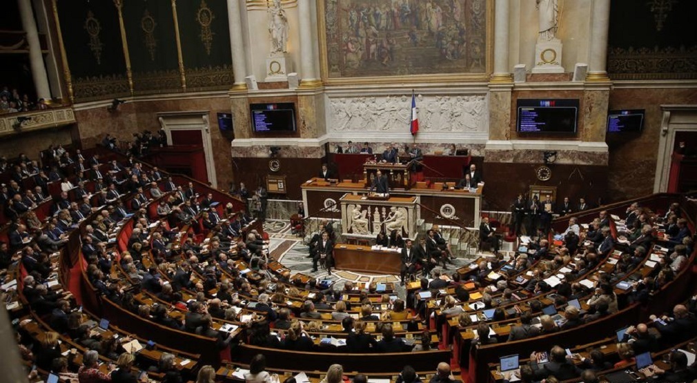 البرلمان الفرنسي يقر مشروع قانون جواز التطعيم