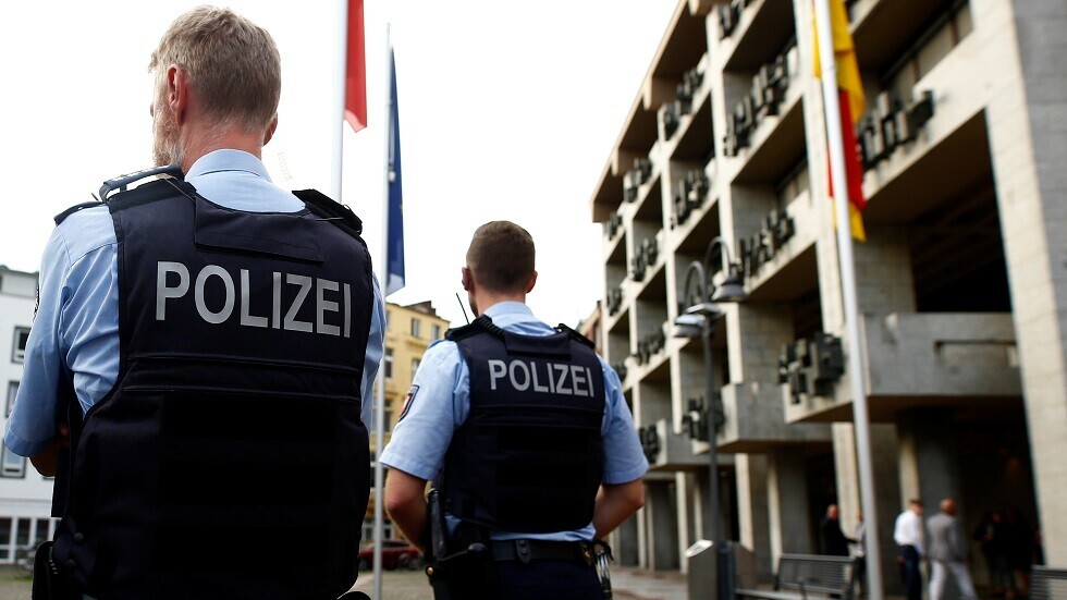الشرطة الألمانية تعتقل مراهقاً بتهمة قتل زوجين في منزلهما