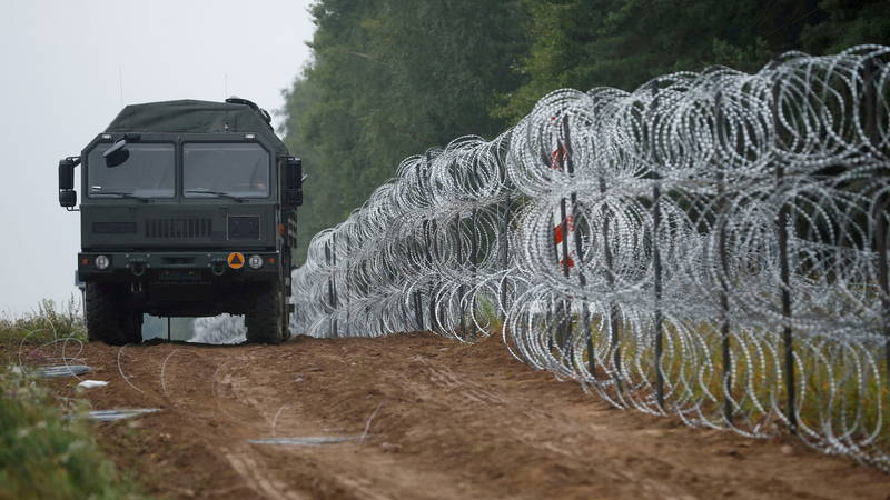 بولندا تبني سياج بارتفاع أكثر من 5 أمتار على طول حدودها مع بيلاروس