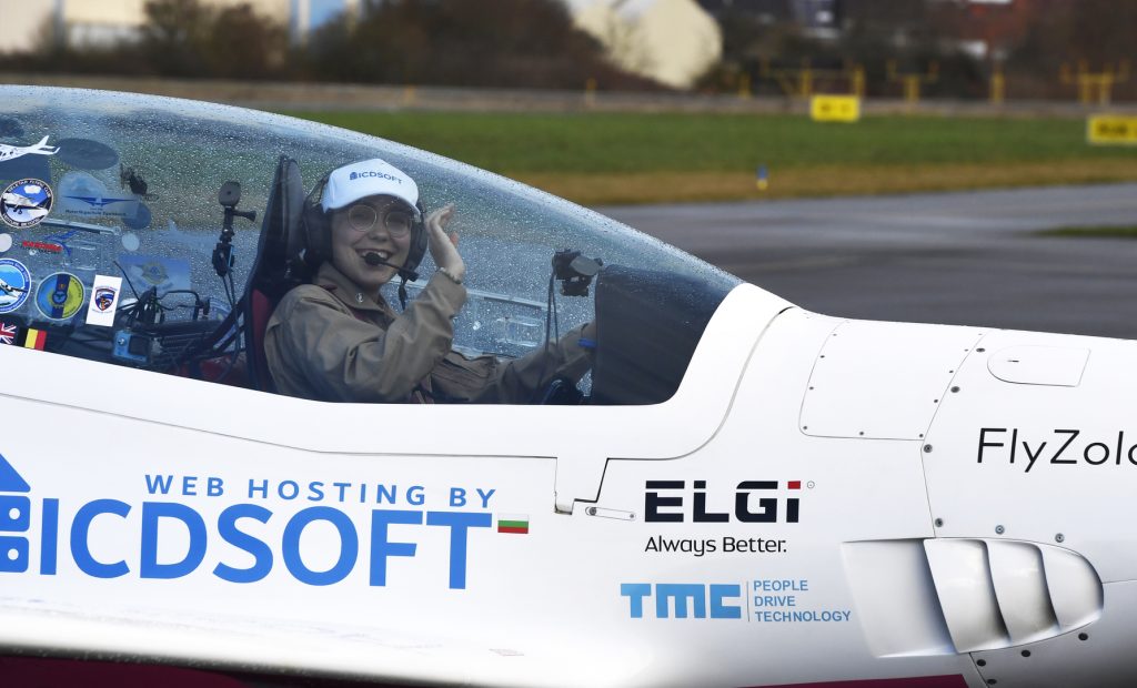 صور وفيديو.. أصغر طيار امرأة تسجل رقما قياسيا عالميا