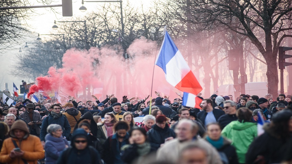 فرنسا.. 54 ألف شخص يتظاهرون ضد التصاريح الصحية