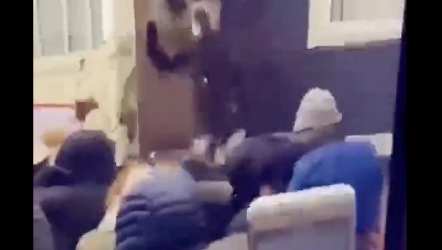 فيديو.. محتجون يهاجمون منزل نائب الرئيس الفرنسي