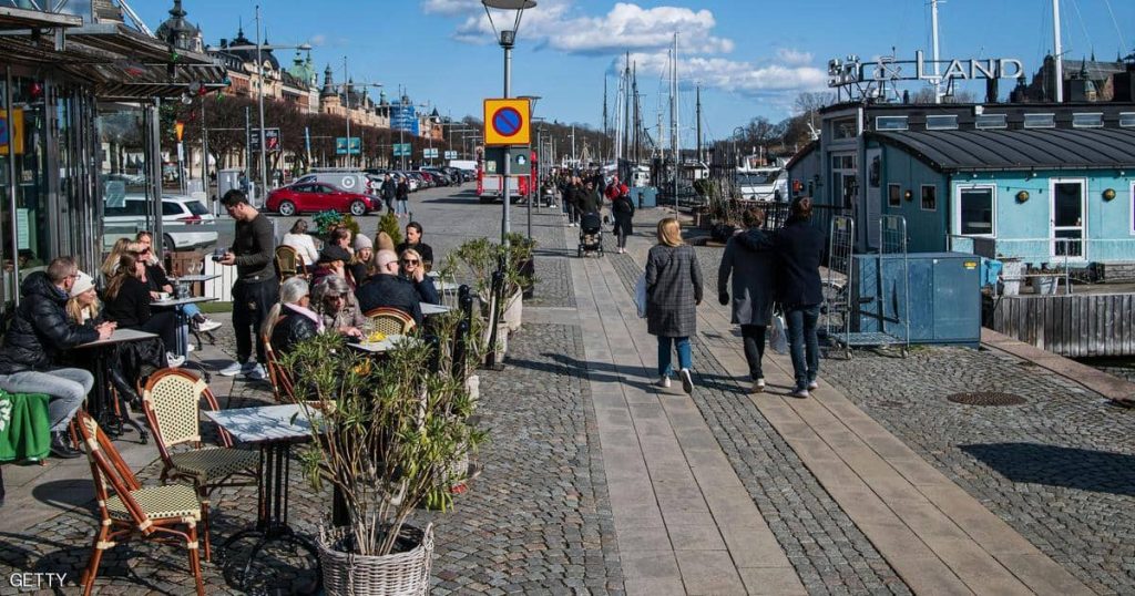 قيود جديدة..السويد تغلق المقاهي والمطاعم