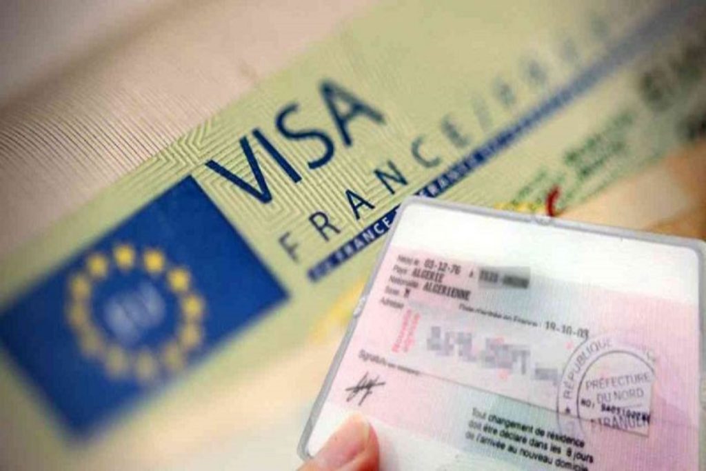 نصف مليون جزائري حصلوا على تصاريح إقامة  في فرنسا