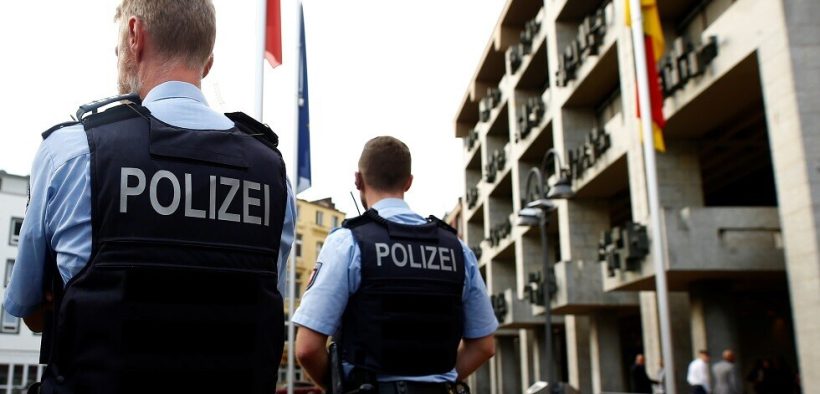 الشرطة الألمانية تعتقل مراهقاً بتهمة قتل زوجين في منزلهما