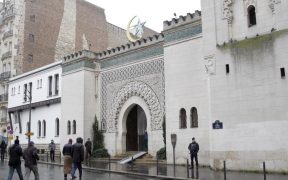 مسلمو فرنسا غاضبون من قرار حل المجلس الفرنسي للديانة الإسلامية