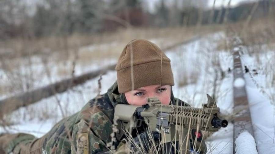 صور.. ملكة جمال أوكرانيا تخلع الكعب وتحمل السلاح