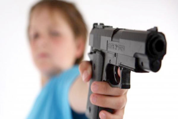 طفل يطلق النار على نفسه بمسدس والده