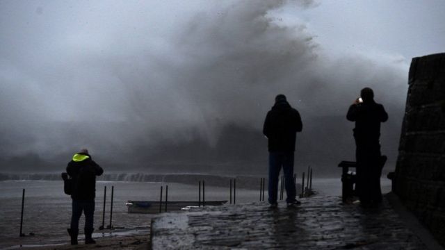 بريطانيا تحذر من عاصفة تضرب البلاد تعد الأسوء منذ عقود