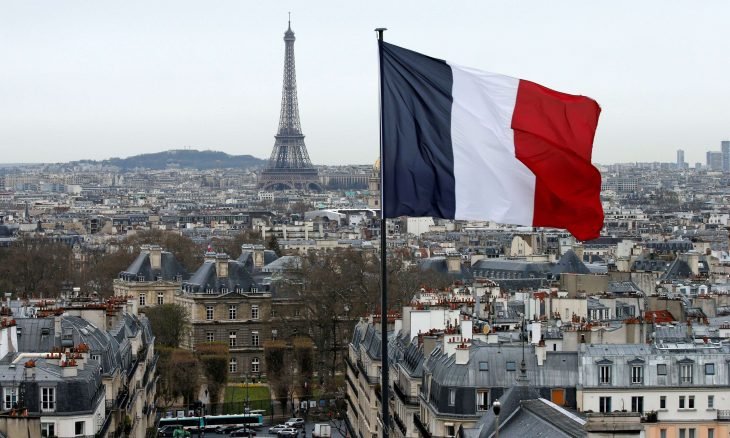 استطلاع: ثلثا الفرنسيين يؤيدون حظر الحجاب