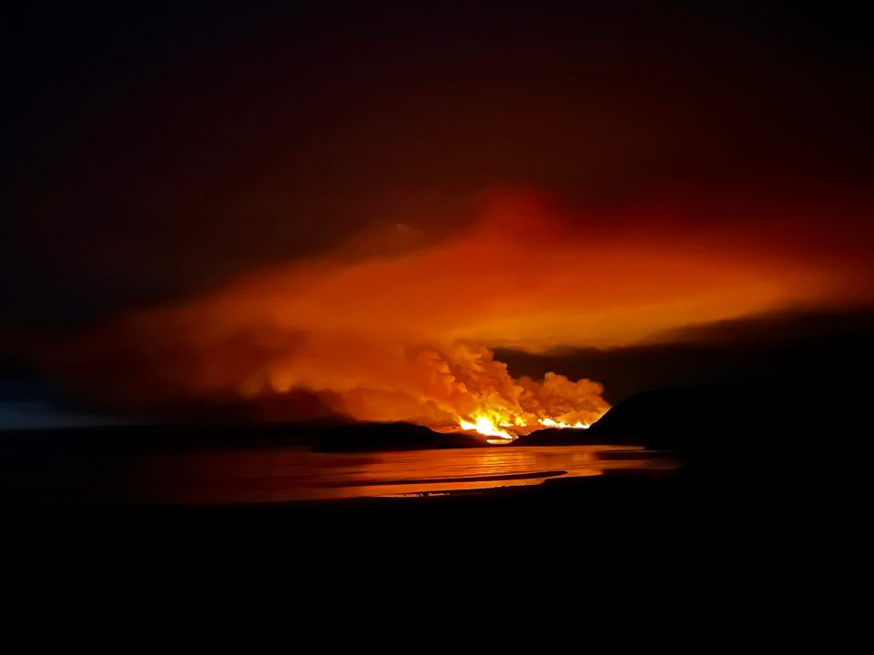 بعد "الجمرة الخبيثة".. حريق "نهاية العالم" يبتلع جزيرة اسكتلندية