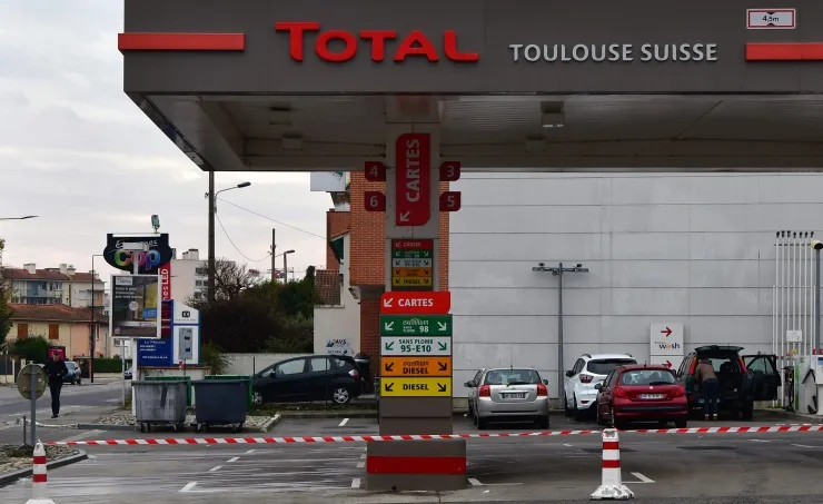 فرنسا تخصص 2 مليار يورو لتعويض خسائر بائعي الوقود