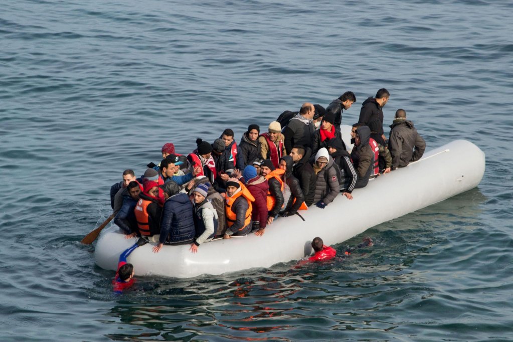 اليونان توقف عشرات المهاجرين غير الشرعيين