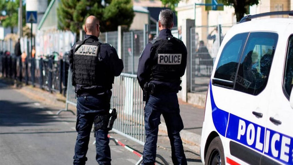 الشرطة الفرنسية تقتل شخصين بإطلاق النار في باريس