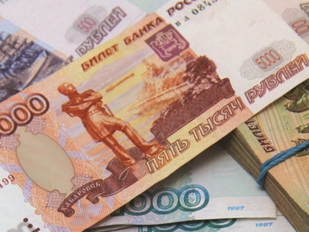 خبير فرنسي: محاولات عزل روسيا ستعجّل تراجع الدولار أمام الروبل