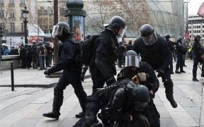 اعتقال ضابط شرطة أطلق النار على سيارة وقتل شخصين في باريس