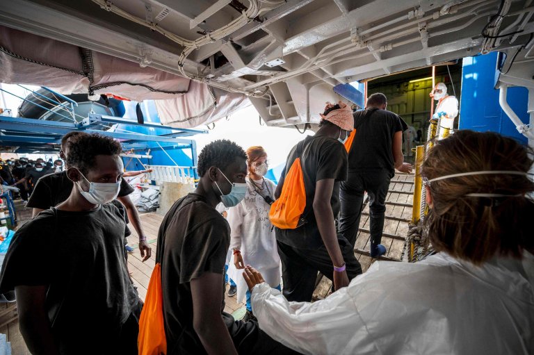 أطباء بلا حدود تنقل ألف مهاجر إلى جزيرة صقلية