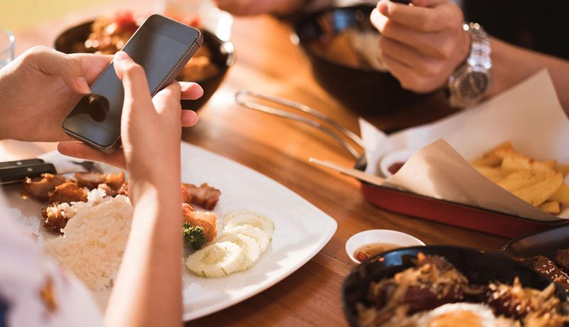 دراسة طبية تحذر من استخدام الهاتف خلال تناول الطعام