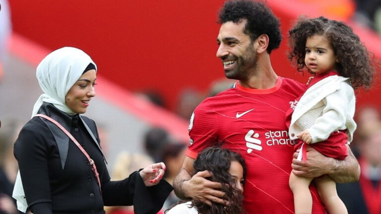 صلاح يحتفل مع زوجته وابنتيه بعد تتويجه بجائزتين في الدوري الإنجليزي