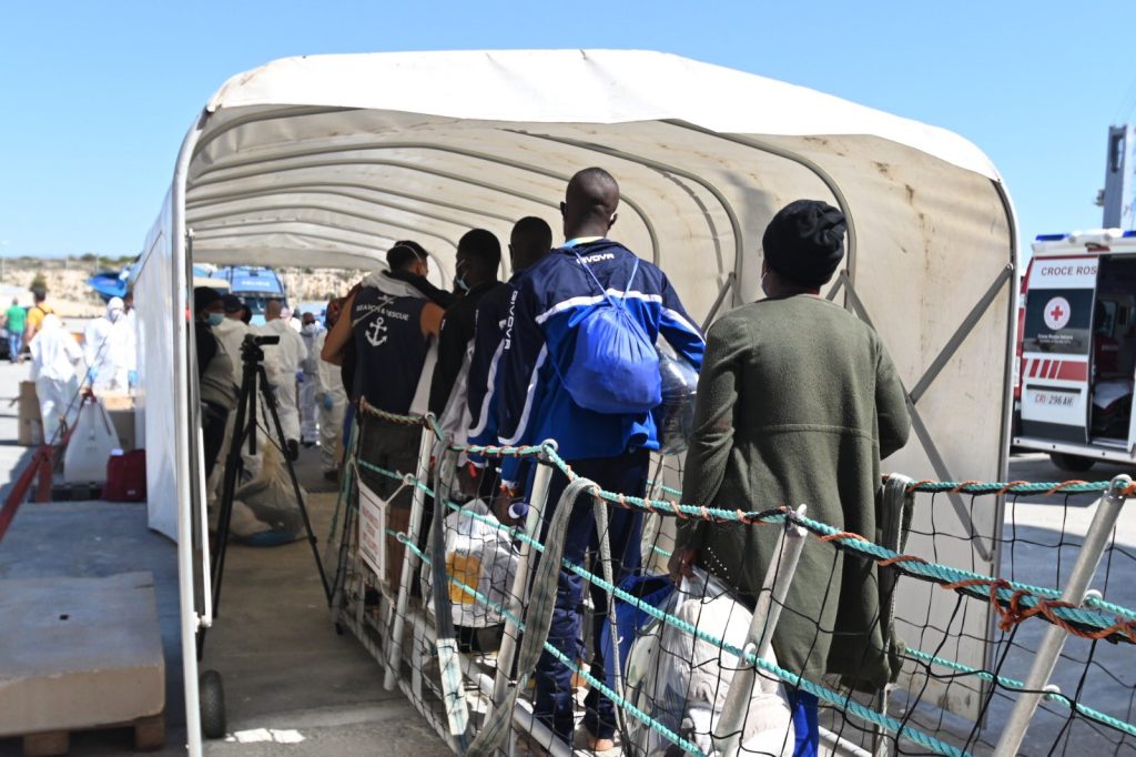 صور.. إيطاليا تستقبل 300 مهاجر في ميناء صقلية