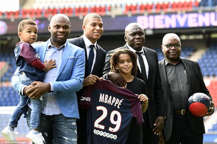 عائلة "مبابي" تحسم الجدل بشأن تصريحات نادي برشلونة