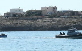 استمرار تدفق المهاجرين على سواحل جزيرة لامبيدوزا الإيطالية
