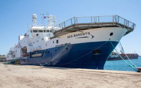 إيطاليا تطلب من سفينة "جيو بارنتس" الإنسانية مغادرة ميناء "أوغوستا"