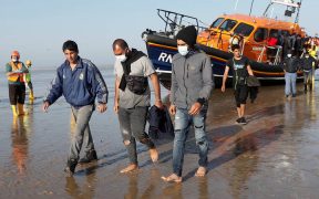فرنسا تنقذ 113 مهاجرا حاولوا عبور بحر المانش