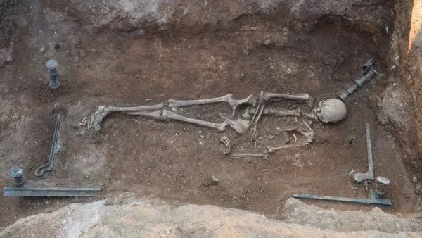 اكتشاف قبر امرأة على سرير برونزي شمالي اليونان