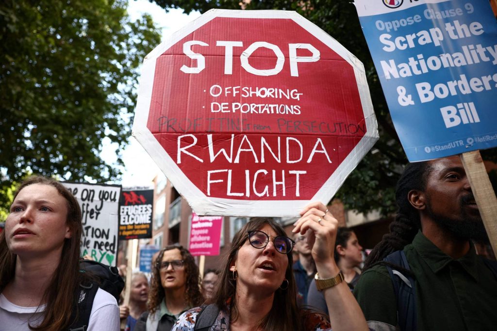 الأمم المتحدة تطالب بريطانيا بعدم ترحيل اللاجئين لرواندا