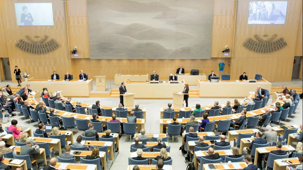 البرلمان السويدي يقر ترحيل الأجانب المدانين بارتكاب جرائم