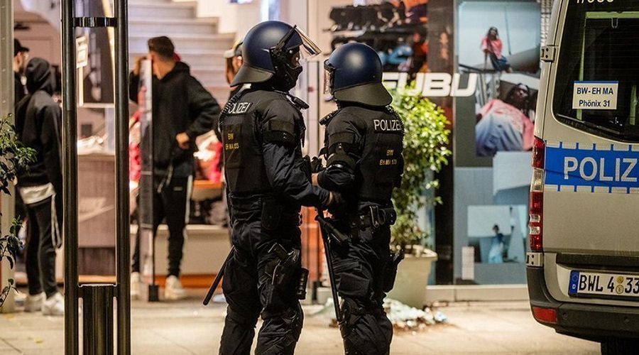 الشرطة الألمانية تعتقل هولندياً طعن امرأة وفتاة بسكين في مدرسة جنوبي البلاد
